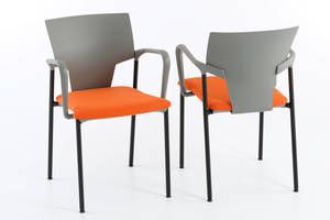 Unser stapelbarer Armlehnenstuhl mit Sitzpolster